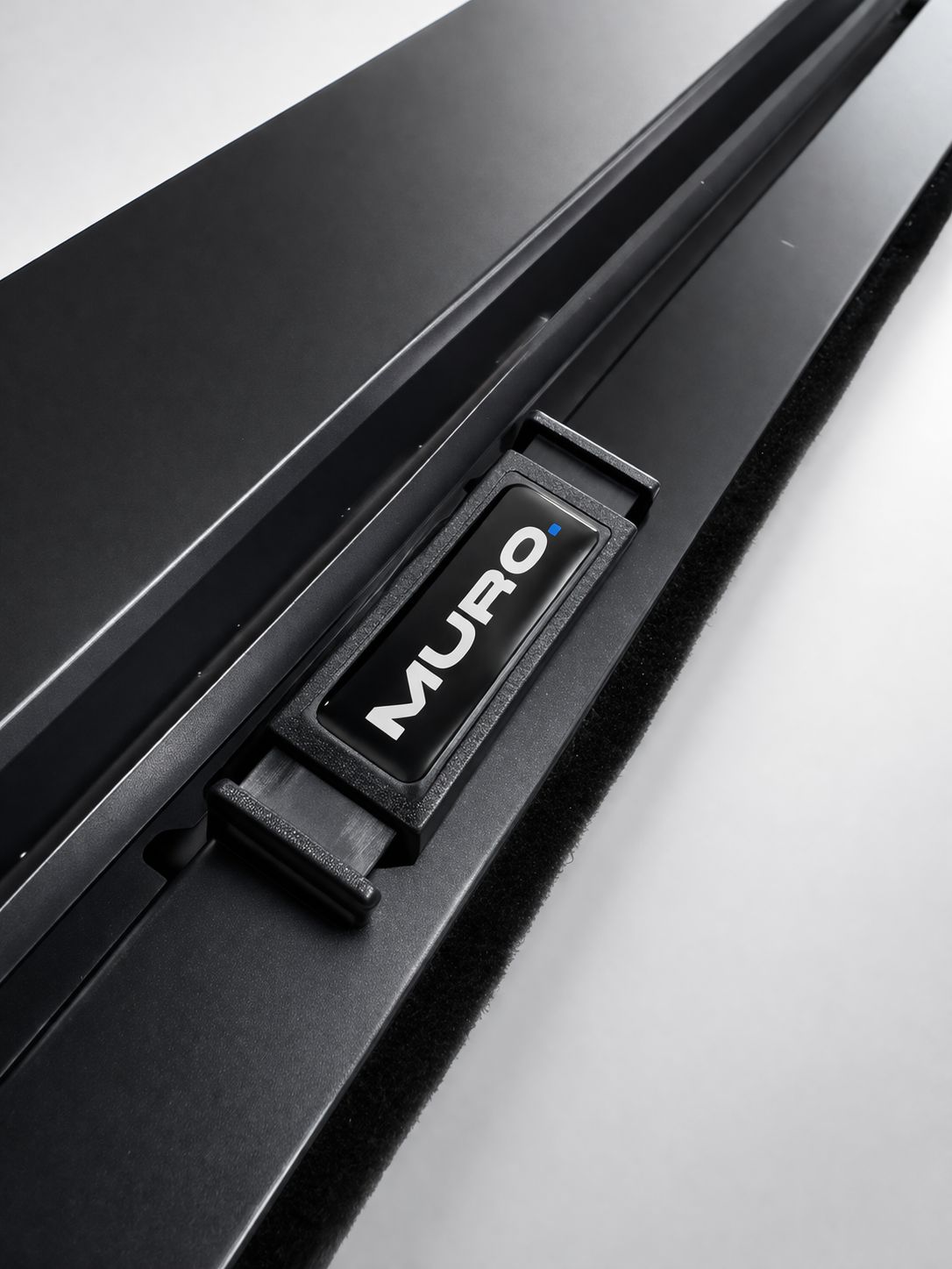 SnapControl snap-latch mechanism — close-up of the Muro-branded clasp on a black MURO CORE frame